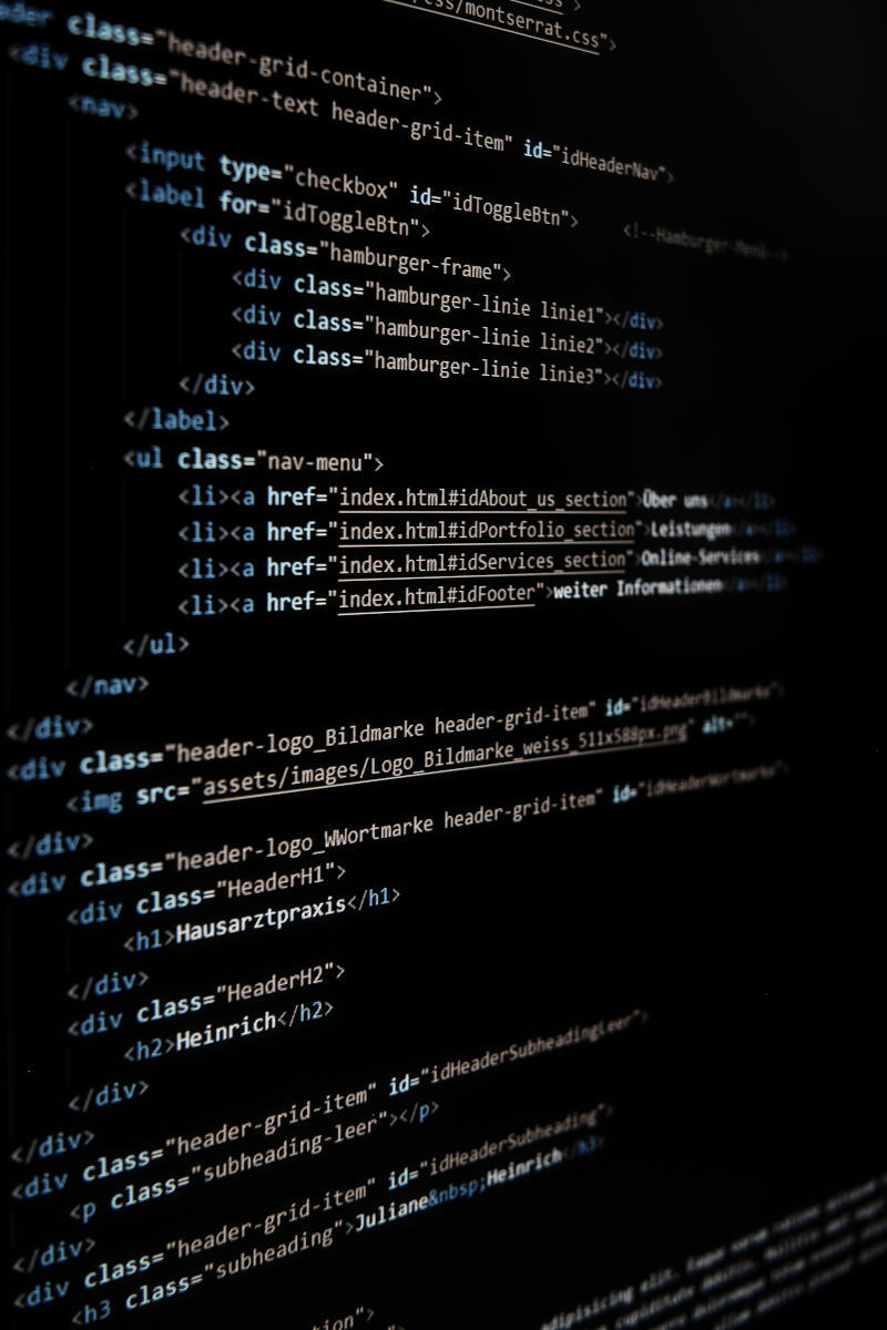 Code-Editor als Symbol für individuell entwickelte Websites ohne CMS